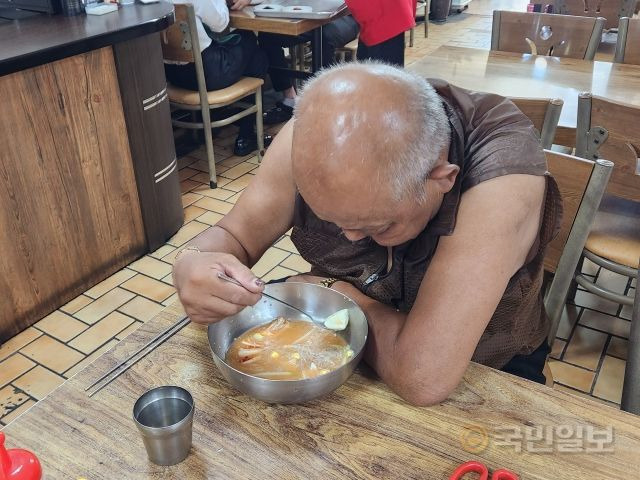 한 쪽방주민이 8일 오전 서울 영등포구 동행식당에서 냉면을 먹고 있다.