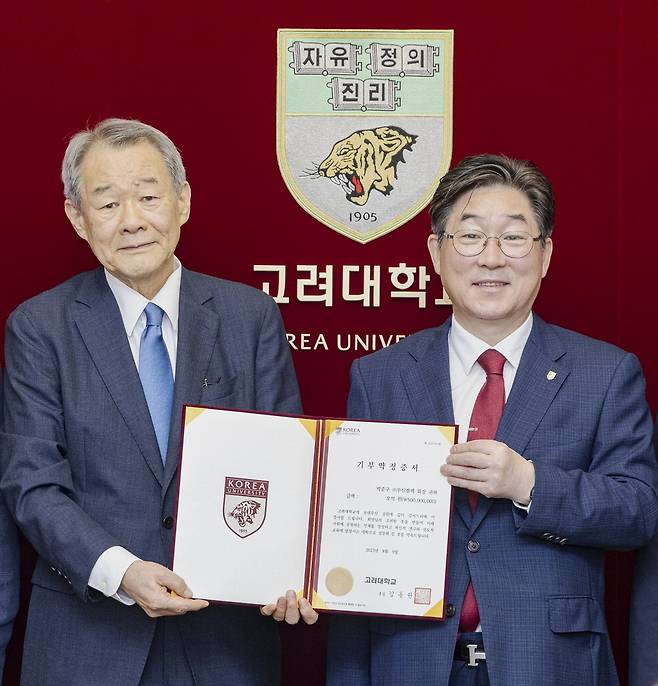 고려대는 이 학교 철학과 62학번인 박준구 (주)우신켐텍 회장이 고려대 문과대학 발전기금 4억5000만원과 철학연구소 연구기금 5000만원을 기부했다고 9일 밝혔다. 박 회장(왼쪽)이 김동원 고려대 총장으로부터 감사패를 받고 있다.  고려대