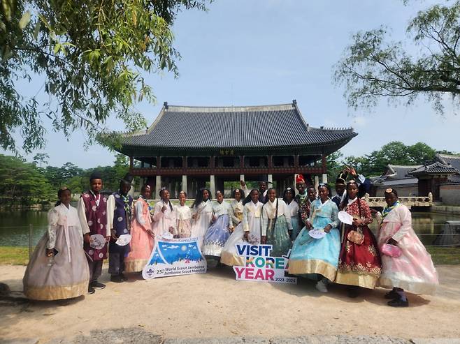 한복을 입고 경복궁을 방문한 에티오피아와 르완다 스카우트 대원들. 문체부와 관광공사는 지난달 말 사전 입국한 관광 분야 공적개발원조(ODA) 협력국 에티오피아와 르완다 스카우트 대원 20명을 초청해 사흘간 새로 떠오른 관광 랜드마크인 청와대와 경복궁 등 서울 관광 체험행사를 열었다. 2023.07.31/사진=한국관광공사