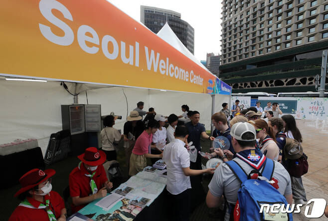 영국 세계 잼버리 대원들이 9일 오전 서울광장에 마련된 웰컴센터에서 기념품을 받고 있다./사진=뉴스1