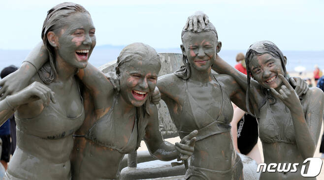9일 충남 보령 대천해수욕장을 방문한 세계 잼버리 대원들이 머드체험을 하며 즐거운 시간을 보내고 있다./사진=뉴스1