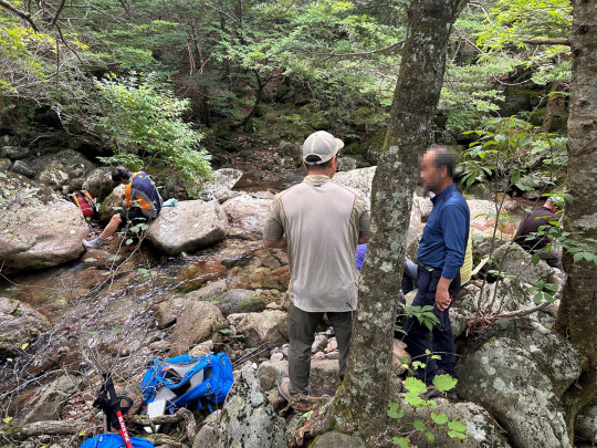 지리산국립공원사무소 직원이 계곡을 무단 출입한 탐방객을 적발해 과태료(20만 원)를 부과하고 있다.  지리산국립공원사무소 제공