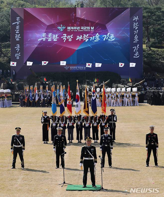 [계룡=뉴시스] 사진공동취재단 = 29일 충남 계룡시 계룡대에서 열린 제74주년 국군의 날 미디어데이에서 군 장병들이 열병하고 있다. 2022.10.01 photo@newsis.com