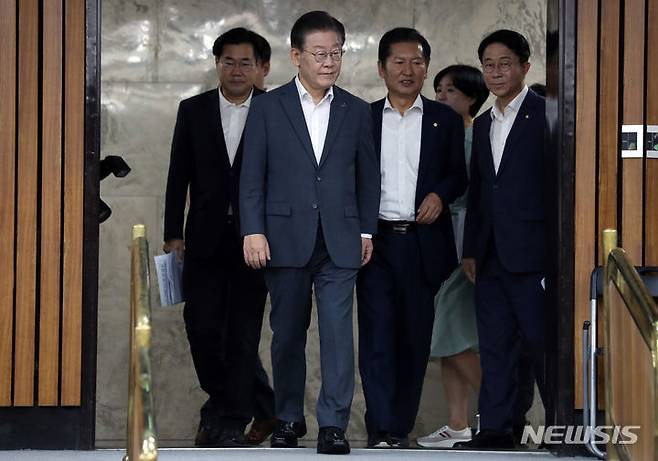 [서울=뉴시스] 이영환 기자 = 이재명 더불어민주당 대표가 9일 오전 서울 여의도 국회에서 열린 확대간부회의에 참석하고 있다. 2023.08.09. 20hwan@newsis.com