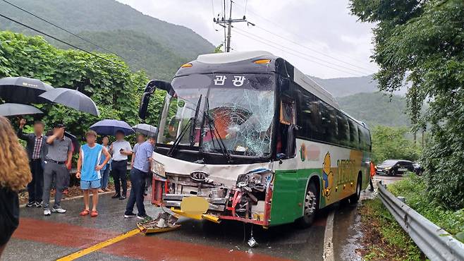 [순천=뉴시스] 신대희 기자 = 9일 낮 12시 46분께 전남 순천 서면 한 편도 1차선 도로에서 잼버리 스위스 대원을 태운 버스가 반대편 차선에서 마주오는 시내버스와 부딪쳤다. (사진 = 독자 제공) 2023.08.09. photo@newsis.com *재판매 및 DB 금지