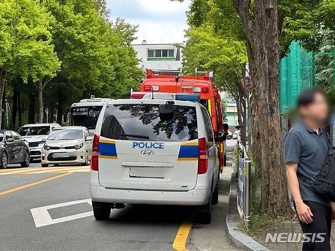 [대전=뉴시스] 김도현 기자= 4일 대전 대덕구 한 고등학교에서 20대 후반 남성이 40대 교사를 흉기로 찌르고 도주하다 검거됐다. 경찰은 학교 등을 상대로 자세한 사건 경위를 조사하고 있다. 2023.08.04. kdh1917@newsis.com