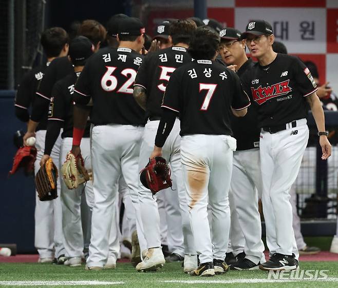 [서울=뉴시스] 황준선 기자 =  11일 오후 서울 구로구 고척스카이돔에서 열린 2023 KBO 리그 KT 위즈와 키움 히어로즈의 경기, 4대2로 승리한 KT선수들이 자축하고 있다. 2023.07.11. hwang@newsis.com