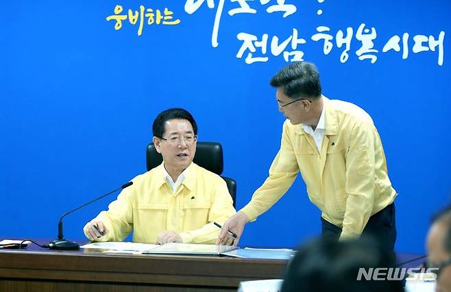 [무안=뉴시스] 이창우 기자=김영록 전남도지사가 9일 밤 도청 재난종합상황실에서 제6호 태풍 '카눈' 북상에 대비해 대책회의를 주재하고 있다. 김 지사는 "인명피해 예방을 가장 우선순위에 두고 위험시설별 배치 공무원과 비상 연락체계를 구축하고, 저지대 침수, 파도, 강풍 대비 철저, 산사태 위험지역에 위험징후 관찰시 즉시 대피명령과 선제적 대피조치"를 취하라고 지시했다. (사진=전남도 제공) 2023.08.09. photo@newsis.com *재판매 및 DB 금지