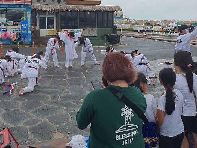 곽지해수욕장에서 열린 전도집회. 이용해 목사 제공