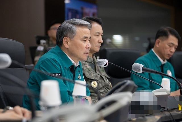 9일 이종섭 국방부장관이 태풍 ’카눈’ 북상에 따른 각군 대처상황 점검 회의를 개최하고 철저한 재난대비태세를 강조하고 있다. 국방부