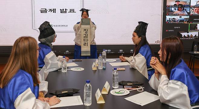 9일 서울 종로구 성균관대학교에서 열린 성균한글백일장 세계대회에서 글제인 '징검다리'가 발표되고 있다.