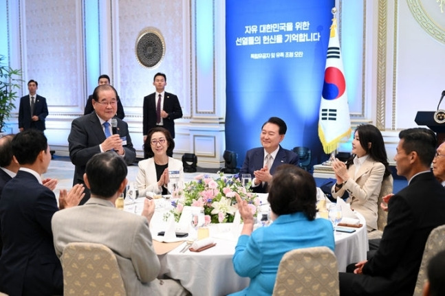 윤석열 대통령과 부인 김건희 여사가 9일 청와대 영빈관에서 열린 독립유공자 및 유족 초청 오찬에서 이종찬 광복회장의 발언을 들으며 박수치고 있다. 사진= 뉴시스, 대통령실 제공