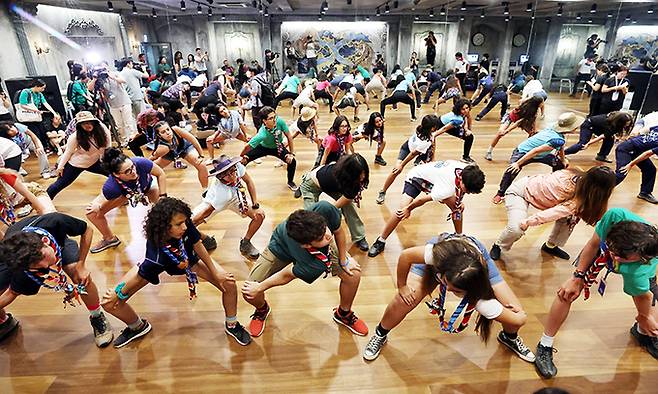 태풍 ‘카눈’의 북상으로 조기 퇴영한 2023 새만금 세계스카우트 잼버리 대원들이 9일 서울 마포구 YGX 아카데미를 찾아 K팝 댄스를 배우고 있다. 최상수 기자