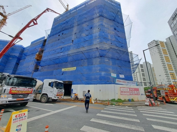 경기 안성시 옥산동 신축 공사장 붕괴 사고 현장. 경기소방재난본부 제공