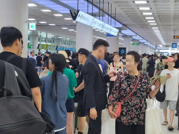 제주공항 출발장이 오후 들어서면서 탑승수속 카운터를 중심으로 관광객들의 길고 긴 행렬이 이어지고 있다. 제주 강동삼 기자