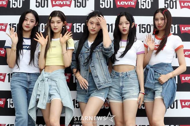 그룹 뉴진스(NewJeans) 해린, 하니, 민지, 다니엘, 혜인이 20일 오후 서울 반포구 서울웨이브아트센터에서 열린 '리바이스 150주년 기념이벤트'에 참석해 포즈를 취하고 있다. 2023.04.20 /사진=임성균 기자 tjdrbs23@