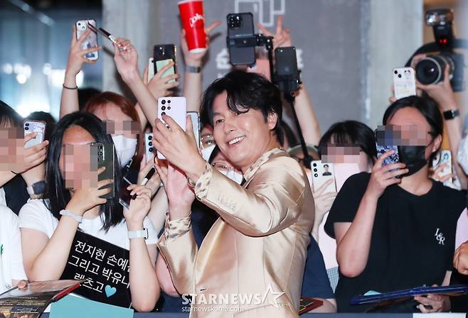 정우성 '뜨거운 취재(?) 열기'[★포토]