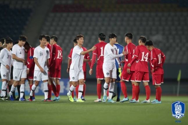 지난 2019년 10월 15일 당시 파울루 벤투 감독이 이끌었던 한국 축구 대표팀이 평양 김일성 경기장에서 열린 북한 축구 대표팀과 2022 카타르 월드컵 아시아 지역 2차 예선 H조 3차전에서 득점 없이 0-0으로 비긴 뒤 북한 선수들과 인사를 나누고 있다. /사진=대한축구협회 제공