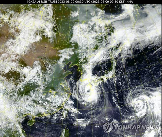 태풍 카눈의 9일 9시 30분 현재 위성 영상 (서울=연합뉴스) 진성철 기자 = 한반도로 접근 중인 제6호 태풍 카눈의 9일 9시 30분 현재 위치를 보여주는 천리안위성 2A호의 위성 영상. 2023.8.9  [국가기상위성센터 제공. 재판매 및 DB 금지] zjin@yna.co.kr