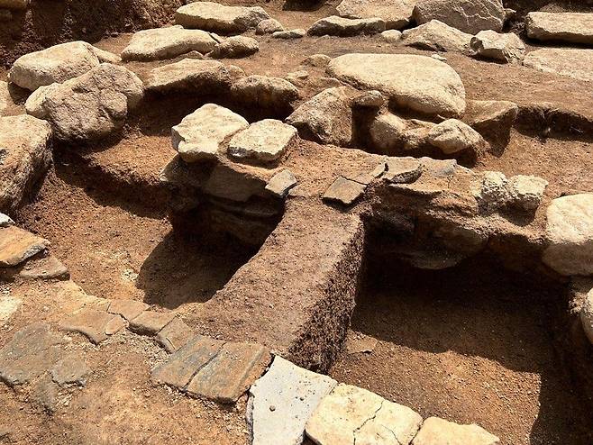 난방시설 추정 흔적      (서울=연합뉴스) 김예나 기자 = 서울 종로구 구기동의 한 건물 신축 부지에서 고려시대 조성된 것으로 추정되는 건물 흔적이 드러나 있다. 사진은 지난 4일 발굴 조사 현장에서 본 남동쪽 난방 시설 모습. 2023.8.9
    yes@yna.co.kr