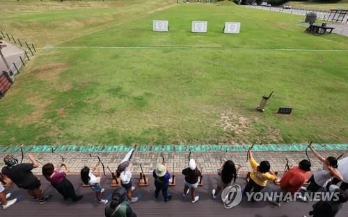 볼리비아 스카우트 대원들 국궁 체험 (수원=연합뉴스) 홍기원 기자 = 세계 스카우트 잼버리 볼리비아 대표단이 9일 오전 경기도 수원시 팔달구 수원화성 연무대에서 국궁 체험을 하고 있다. 2023.8.9