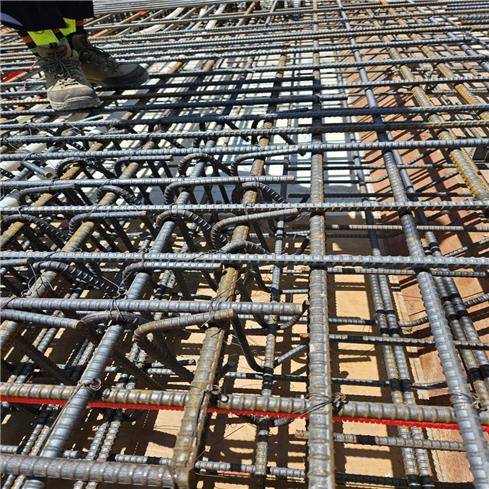 LH의 슬래브와 기둥 접합부위 전단보강근 시공 모습. 작업자가 ㄷ자형의 보강근을 일일히 배근해야 한다.
[LH 제공. 재판매 및 DB 금지]