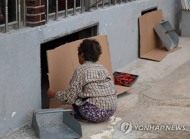 태풍 막기 위해 안간힘 (예천=연합뉴스) 윤관식 기자 = 태풍 '카눈'이 북상 중인 9일 경북 예천군 감천면 벌방리에서 산사태 피해를 본 주민이 부서진 문을 종이상자로 막아보고 있다. 2023.8.9 psik@yna.co.kr