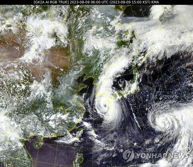 태풍 카눈의 9일 15시 현재위성 영상 (서울=연합뉴스) 진성철 기자 = 한반도로 접근 중인 제6호 태풍 카눈의 9일 15시 현재 위치를 보여주는 천리안위성 2A호의 위성 영상. 2023.8.9  [국가기상위성센터 제공. 재판매 및 DB 금지] zjin@yna.co.kr