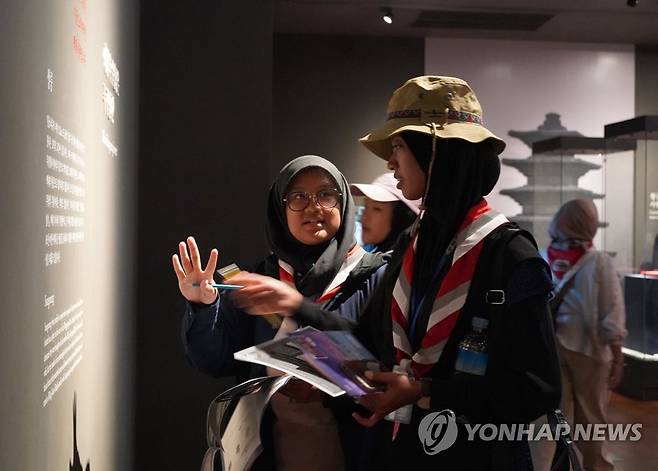 익산 국립박물관 관람하는 잼버리 대원들 (익산=연합뉴스) '2023 새만금 세계스카우트잼버리대회'에서 조기 철수한 인도네시아 잼버리 대원들이 9일 전북 익산 국립박물관에서 관람하고 있다. 2023. 8. 9 [익산 국립박물관 제공. 재판매 및 DB 금지] ichong@yna.co.kr