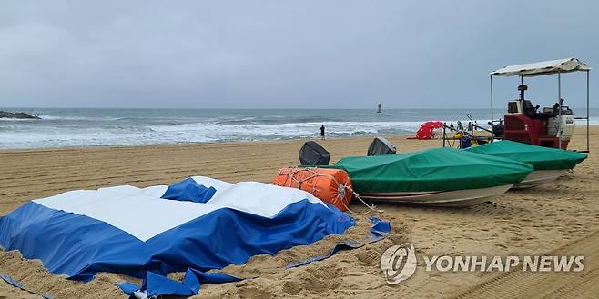 입수 통제된 강릉 경포해수욕장 (강릉=연합뉴스) 유형재 기자 = 태풍 카눈의 북상으로 강원 영동지방에 최고 600㎜의 폭우가 예보된 가운데 9일 강릉시 경포해수욕장이 높은 파도로 입수가 통제되고 있다. 2023.8.9 yoo21@yna.co.kr