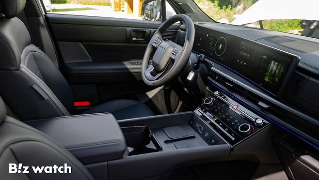 '디 올 뉴 싼타페' 1열. 업계 최초로 스마트폰 듀얼 무선충전 시스템을 구축했다./사진=이명근 기자 qwe123@