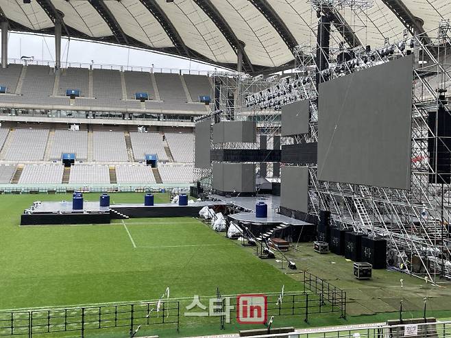 K팝 콘서트 무대는 S석 골대 뒤편부터 시작해 그라운드 안까지 이어졌다.