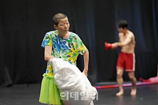 국립현대무용단 신작 ‘여자야 여자야’ 연습 장면. 안무를 맡은 현대무용가 안은미. (사진=국립현대무용단)