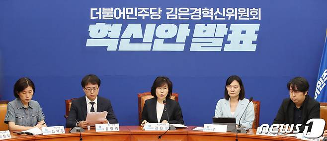 김은경 더불어민주당 혁신위원장이 10일 오후 서울 여의도 국회에서 열린 혁신안 발표 기자간담회에서 모두발언을 하고 있다. 2023.8.10/뉴스1 ⓒ News1 임세영 기자