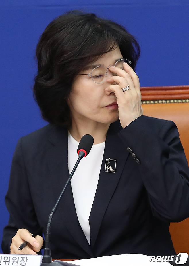 김은경 더불어민주당 혁신위원장이 10일 오후 서울 여의도 국회에서 열린 혁신안 발표 기자간담회에서 안경을 고쳐쓰고 있다. 2023.8.10/뉴스1 ⓒ News1 임세영 기자