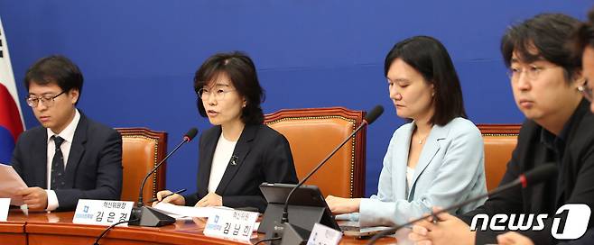 김은경 더불어민주당 혁신위원장(왼쪽 두 번째)이 10일 오후 서울 여의도 국회에서 열린 혁신안 발표 기자간담회에서 모두발언을 하고 있다. 2023.8.10/뉴스1 ⓒ News1 임세영 기자
