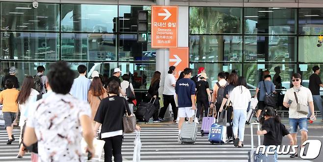 제6호 태풍 카눈이 제주를 통과한 10일 오후 관광객들이 제주국제공항 출발층을 향해 발걸음을 옮기고 있다. 제주공항을 오가는 항공편은 이날 오후부터 운항이 차츰 재개되고 있다.2023.8.10/뉴스1 ⓒ News1 고동명 기자