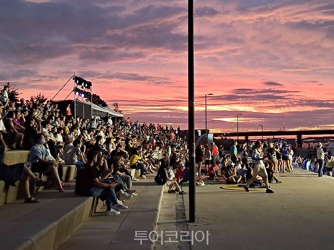 9일 저녁 서울 여의도한강공원 물빛무대에서 열린 웰컴 투 서울 댄스나이트 행사에 참가해 즐거운 시간을 보내고 있는 세계스카우트 잼버리 대원들