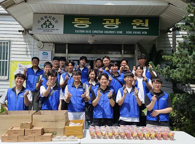 삼성전기 수원 사업장 신입사원들이 입사 1주년 기념 봉사활동 진행하는 모습. /삼성전기 제공