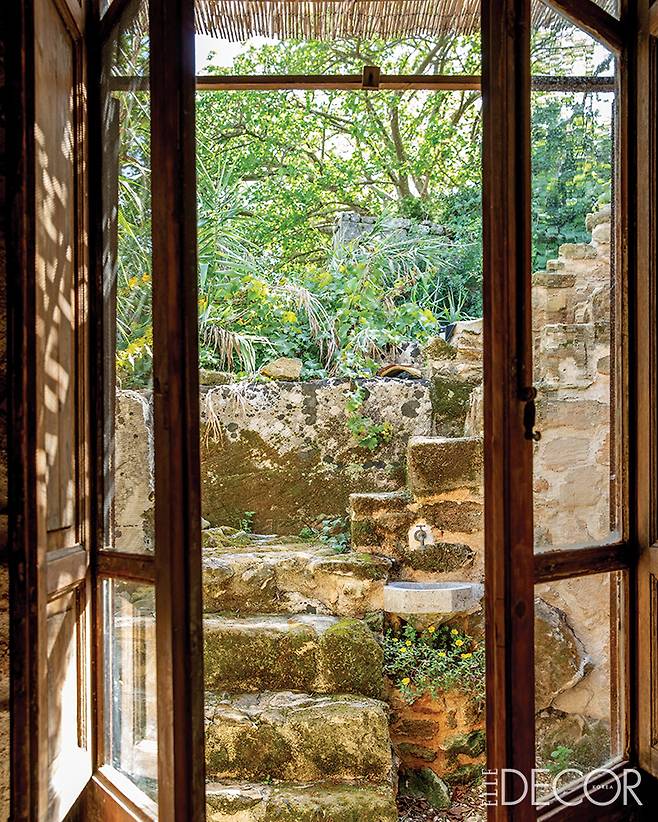 집 안의 창문과 문틀은 100년 넘은 목재로 만들어졌다. 채석장이라는 독특한 구조 위에 지어진 집이기 때문에 각 방의 위치와 높이가 다양하다.