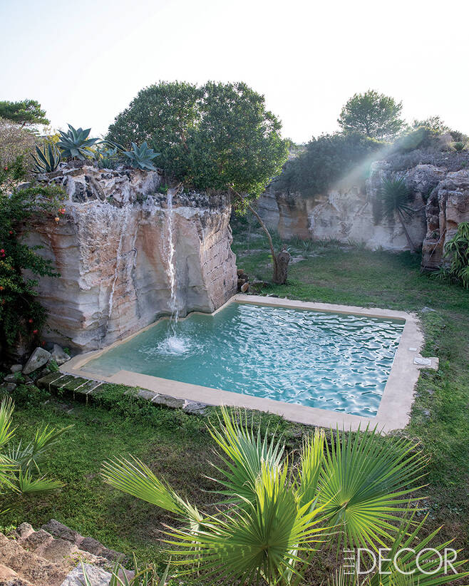 오래된 저수조를 설치해 작은 수영장을 만들었다. 정원의 나무와 꽃들은 이탈리아 전역에서 공수했다.