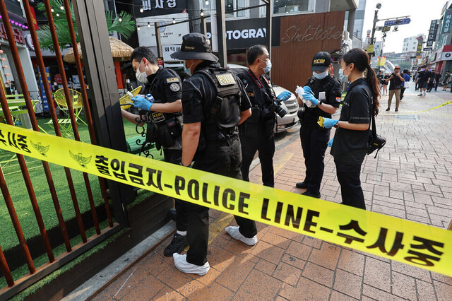 7월21일 오후 ‘흉기 난동’ 사건이 발생한 서울 관악구 신림동 신림역 4번 출구 인근에 폴리스라인이 설치돼 있다. 연합뉴스