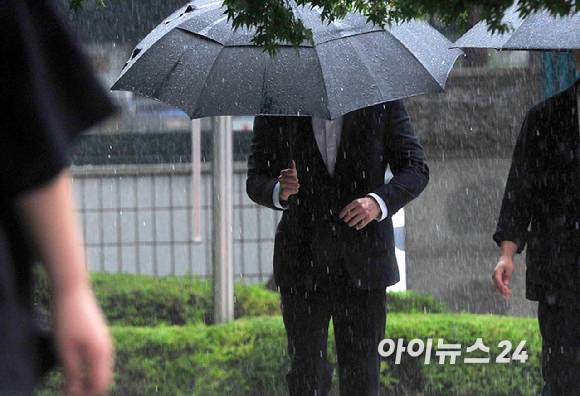 '법정으로 향하는 라비' 병역 비리 혐의로 재판에 넘겨진 래퍼 라비(본명 김원식)가 10일 오후 서울남부지방법원에서 열린 병역법 위반 등 혐의 1심 선고 기일에 출석하고 있다. [사진=정소희 기자]