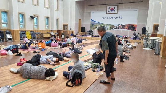 제6호 태풍 '카눈'이 상륙한 10일 오전 경북 포항시 남구 대송면 제내리 등 칠성천 인근 주민 120여 명이 다목적회관에 대피해 있다. 뉴스1