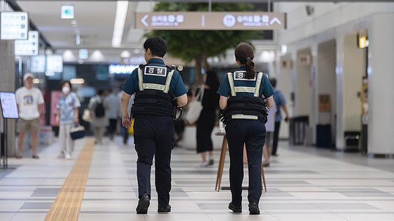 '묻지말 흉기난동’ 사건 발생으로 시민들의 불안감이 커지고 있는 지난 6일 오전 서울 한 버스터미널에서 경찰관들이 순찰을 하고 있다. 뉴스1