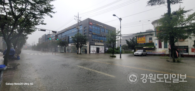 ▲ 10일 제6호 태풍 ‘카눈’이 한반도에 진입하며 전국이 영향권에 들어간 가운데 속초 신라예식장 앞 도로가 침수됐다. 강영진 객원기자