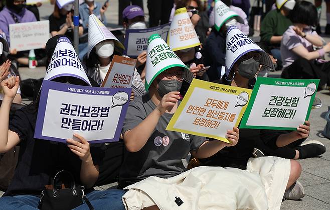 낙태죄 폐지 1년을 맞아 공동행동 활동가들이 2022년 4월 10일 서울 종로 보신각 앞에서 낙태죄의 법적 실효가 상실된 1년을 맞아 “모두에게 안전한 임신중지가 보장될 때까지” 집회를 열고 있다. 김영민 기자