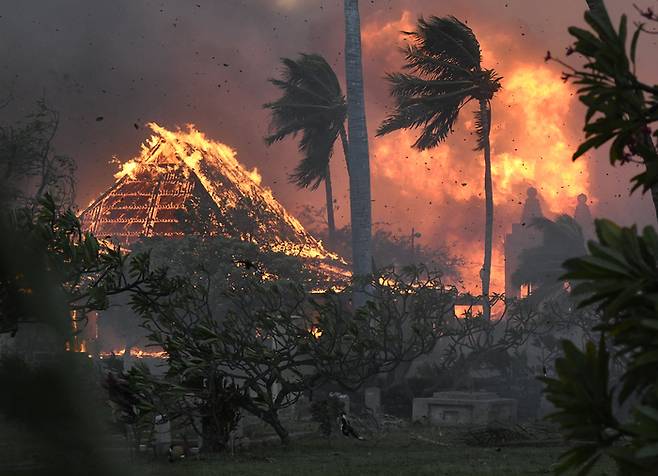 8일(현지시간) 미국 하와이주 마우이섬 서부 리하이나의 한 교회가 이날 발생한 산불로 화염에 휩싸여 있다. AP연합뉴스