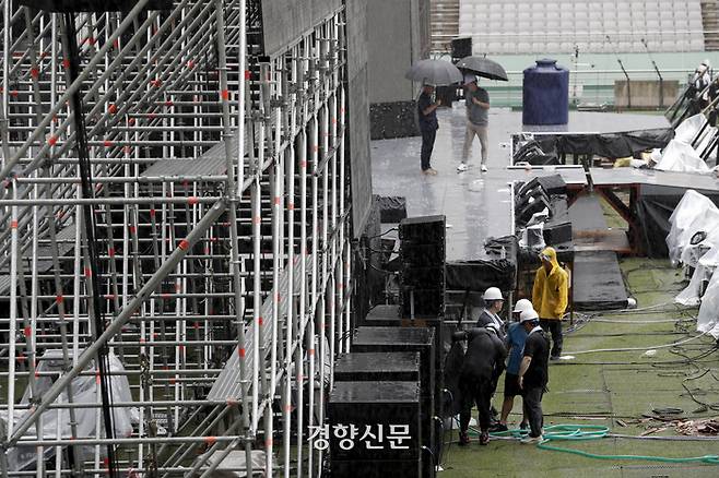 태풍 ‘카눈’이 북상 중인 10일 서울월드컵경기장에서 행사 관계자들이 2023 새만금 세계 스카우트 잼버리 ‘K팝 슈퍼 라이브’ 콘서트를 위한 무대를 준비하고 있다. 문재원 기자