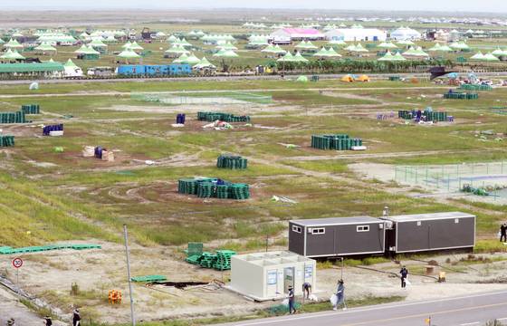 Workers dismantle tents and facilities at the campsite of the 25th World Scout Jamboree in Saemangeum, a reclaimed flatland in Buan County, North Jeolla, on Wednesday. Officials at all levels of the local and central government are facing criticism for failing to heed warnings about the challenges of holding a large-scale event in the area. [YONHAP]